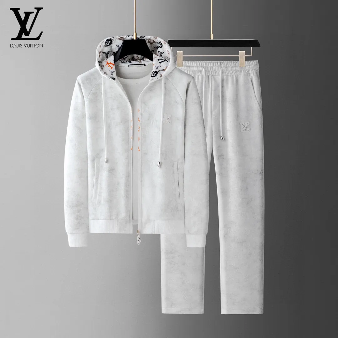🅿️620 [LV Louis Vuitton] hot-selling suit is coming. Focus on the original version of the official website. 2025 new hot-selling cardigan and sweatshirt suit. The original order is the best. 🇭🇰The meticulous work of top designers. It has a fitting and perfect upper body effect. All-natural high-quality Tencel Roman cotton 100%, close-fitting comfort, noble and elegant! Original hardware embodies elegance and nobility! Counter size: M-4XL (up to 190 pounds)